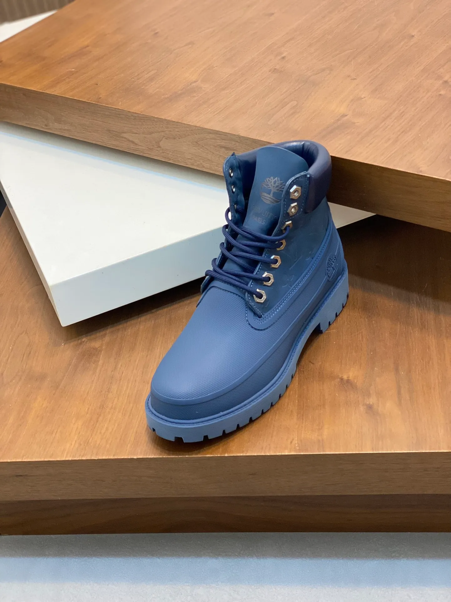 Men's men's shoes💰💰760 top-notch LV x Timberland Timberland co-branded presbyopic rhubarb boots ankle boots short boots, LV x Timberland ankle boots are made of Monogram embossed waterproof nubuck cow leather, relying on the brand's exquisite craftsmanship to carefully reshape the classic Timberland 6-inch boot shape in Italy, making an eye-catching appearance with American workwear style. Created by Pharrell Williams 2025 autumn and winter menswear show. The Monogram embossed tongue, original Timberland laces and outsole are exquisite details, the leather label expresses the cooperation logo, and the delivery counter is exquisitely packaged! Math 39-44 (order 45)